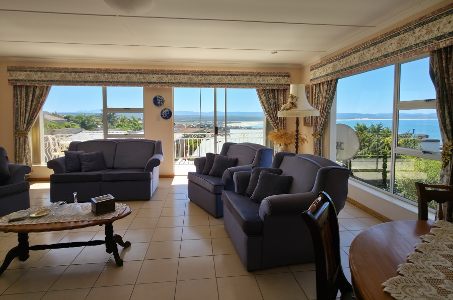 6 Bedroom Property for Sale in Wavecrest Eastern Cape